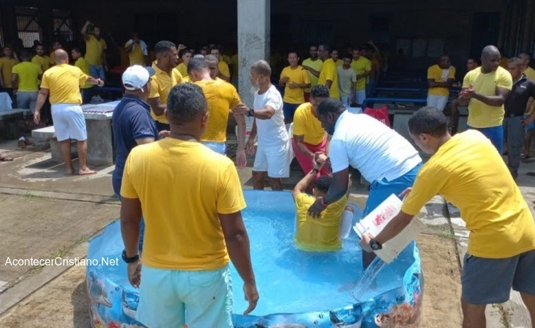 Lee más sobre el artículo Más de 400 presos fueron bautizados tras escuchar el Evangelio en cárcel de Panamá – Acontecer Cristiano