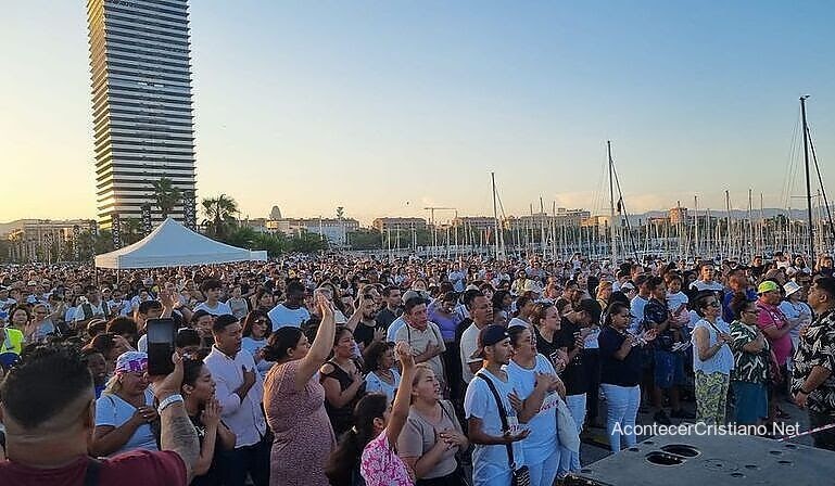 Lee más sobre el artículo Miles alaban a Dios en Barcelona después de tres días de evangelismo en las calles – Acontecer Cristiano