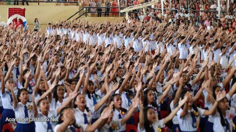 Lee más sobre el artículo Más de 600 estudiantes cantan «La bondad de Dios» en graduación de secundaria – Acontecer Cristiano