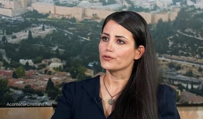 Lee más sobre el artículo Mujer iraní abandonó el Islam para seguir a Cristo y se convierte en misionera – Acontecer Cristiano